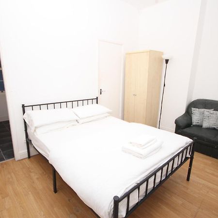 Barton Seaview, Self Catering Studio Apartments, Promenade & Central Beach Location, Families, Couples Or 23 Years Plus Only, Free Parking Блэкпул Экстерьер фото