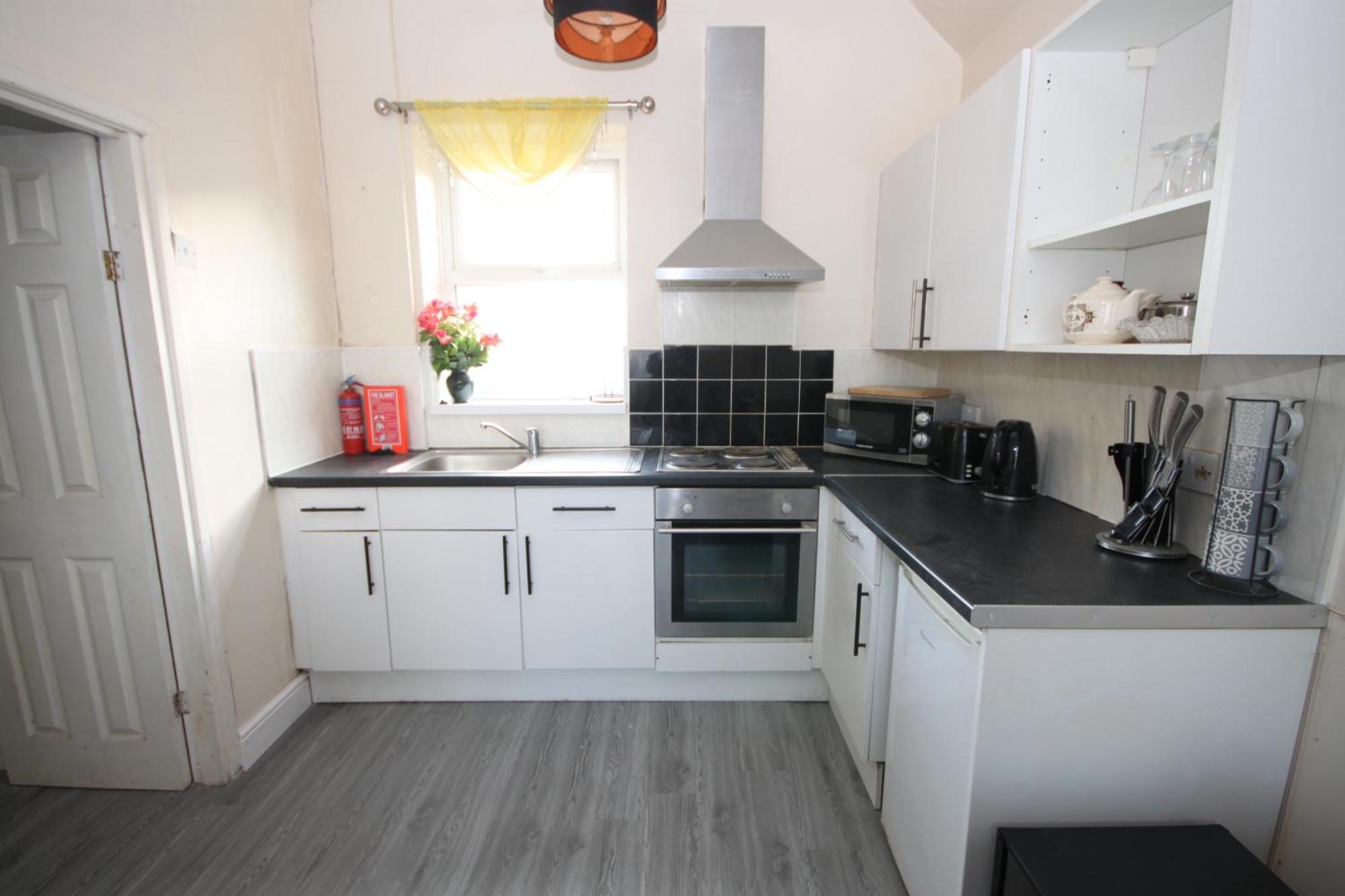 Barton Seaview, Self Catering Studio Apartments, Promenade & Central Beach Location, Families, Couples Or 23 Years Plus Only, Free Parking Блэкпул Экстерьер фото